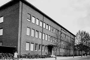 Ambulanzgebäude H 308, von der Brunckstraße aus gesehen, 1959