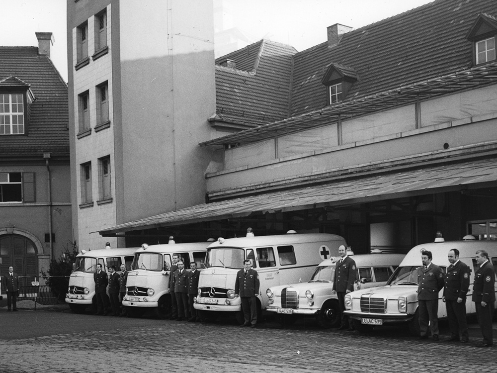 Fahrzeuge in der Rettungswache an der Carl-Bosch-Straße, 1970