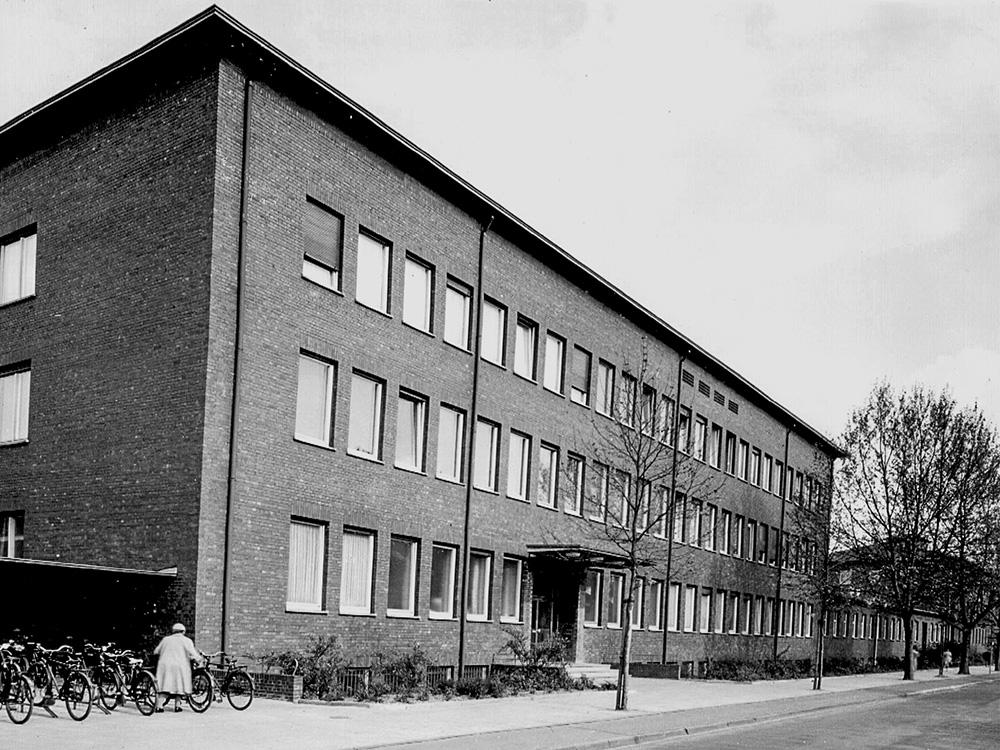 Ambulanzgebäude H 308, von der Brunckstraße aus gesehen, 1959