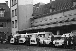 Fahrzeuge in der Rettungswache an der Carl-Bosch-Straße, 1970